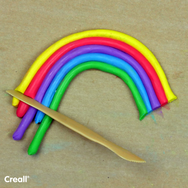 Knutseltip: kleurrijke regenboog van boetseerklei