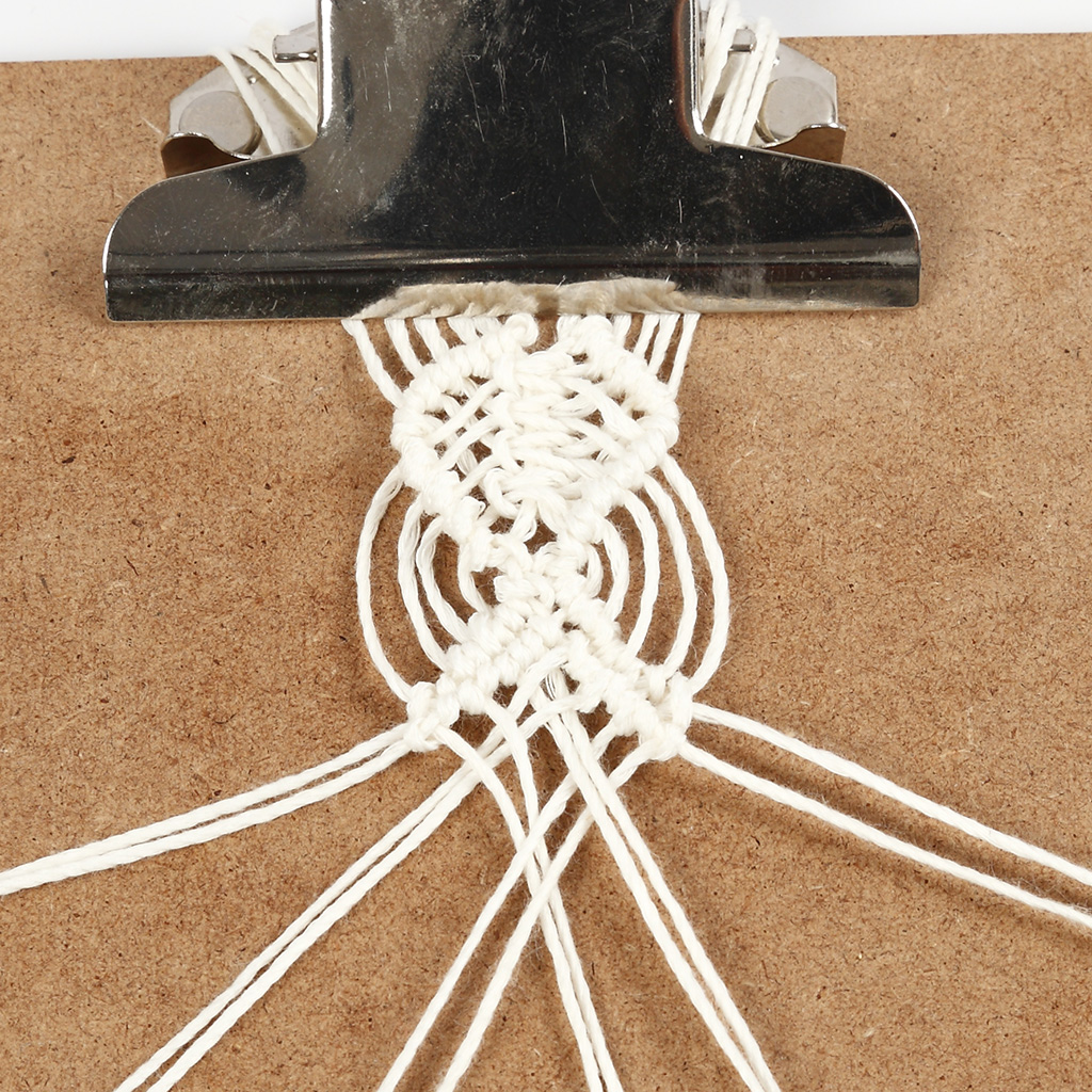 Knutseltip: macramé boekenlegger gemaakt van bamboekoord