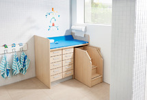 Commode met 10 laden, uittrekbare opstaphulp en deur