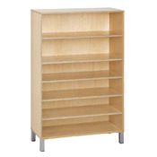 Hoge schappenkast