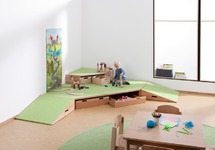 Hoekpodium, groot, met tapijtbekleding