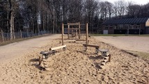 Schuine balanceerboom met treden