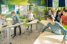 Tafel - Driehoek - 113 cm x 80 cm x 52 cm - onderstel ral 1018 (geel) - blad beuk - per stuk