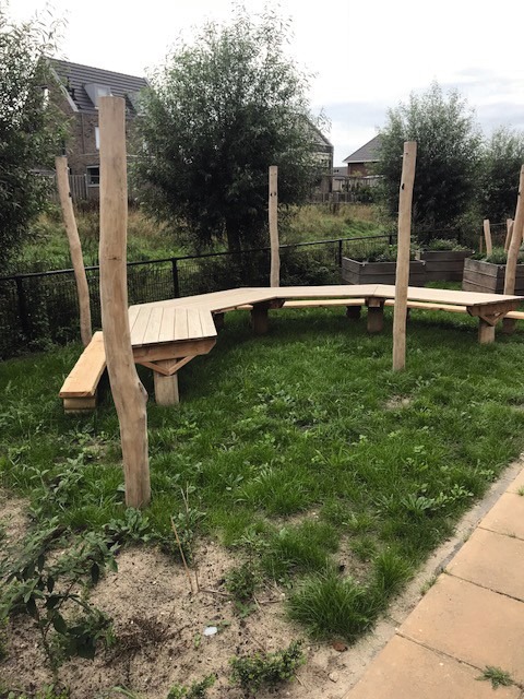Vertelbank, Robinia En Lariks