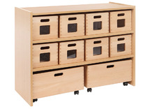 ZIJWANDEN IN BEUKENMELAMINE. KISTEN IN
MASSIEF BEUK. 1 VERSTELBARE LEGPLANK/10
KISTEN. 8 VENSTERKISTEN 23BX19HX35D. 2
ROLKISTEN 46,5BX20HX35D + WIELEN.