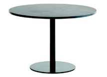 METALEN ONDERSTE MET STAALDIKTE VAN 1,5 MM. EPOXY GELAKT. TAFELBLAD BESTAAT UIT EEN HPL TOPMATERIAAL VOORZIEN VAN EEN STOOTRAND.