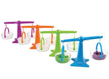 Sorteren - hand2mind Nestable Pan Balances - wegen - regenboog weegschalen - set van 4
