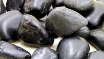 Natuurlijke decoratiematerialen - zwarte gepolijste stenen 1kg
