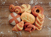 Speelgoed - imitatievoeding - Yellow Door Sensory Play Stones Breads of the World - gebak - set van 8